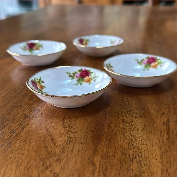 Royal Albert, Old country roses set of 4 elegant,tiny bowls. Diameter: 3 inches. - Picture 5 of 7